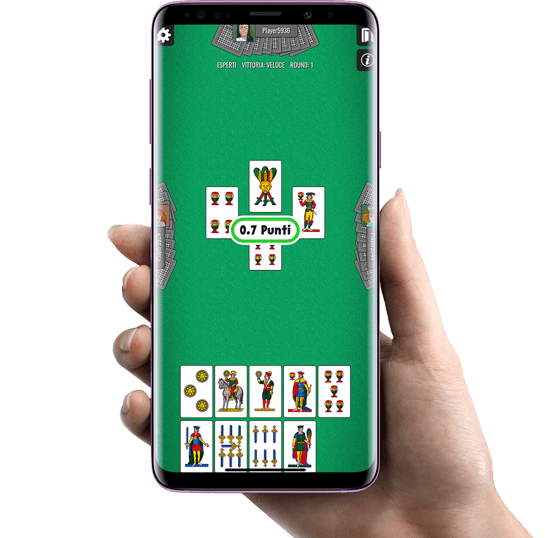 Immagine che mostra una mano che tiene un telefono cellulare col gioco di Traversone Più sul suo schermo.